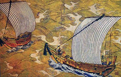 日本海の荒波をつき進む「みちのく丸」を描き、順風満帆に進む北前船と逆風に立ち向かう「間切り」の帆船を対比して描くことで勇壮さを表現。金沢特産の金箔と九谷五彩を使い、大変迫力ある陶額になりました。